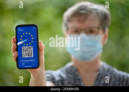 Simbolo foto vaccinazioni privilegi, donna anziana mostra smartphone con la carta digitale europea vaccinazioni con codice QR, Corona Crisis, Stoccarda Foto Stock