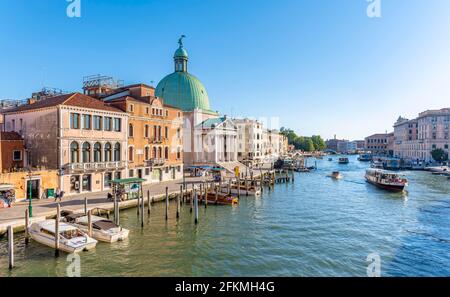 Barche sul Canal Grande con la chiesa di San Simeone piccolo al Ponte degli Scalzi, Venezia, Veneto, Italia Foto Stock