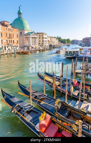 Gondole e barche sul Canal Grande con la chiesa di San Simeone piccolo al Ponte degli Scalzi, Venezia, Veneto, Italia Foto Stock