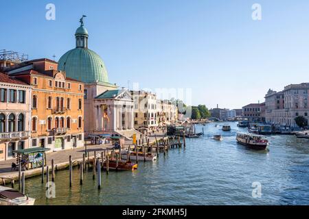 Barche sul Canal Grande con la chiesa di San Simeone piccolo al Ponte degli Scalzi, Venezia, Veneto, Italia Foto Stock