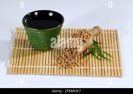 Tazza di tè di radice crocifera, radice crocifera siberiana (Polygalae Radix), Yuan Zhi, tè di radice crocifera Foto Stock