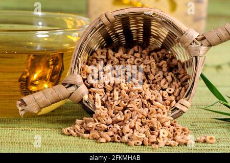 Tazza di tè di radice crocifera, radice crocifera siberiana (Polygalae Radix), Yuan Zhi, tè di radice crocifera Foto Stock