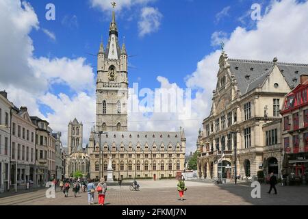 Cloth Hall Lakenhalle con torre Belfry, dietro la chiesa di San Nicola, Sint Niklaaskerk, la città vecchia, Gand, Fiandre Orientali, Belgio Foto Stock