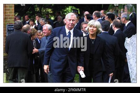 Servizio commemorativo per Brian Moore alla chiesa di St Giles a Farnborough, Kent. Bob Wilson e sua moglie.pic David Sandison 10/9/2001 Foto Stock