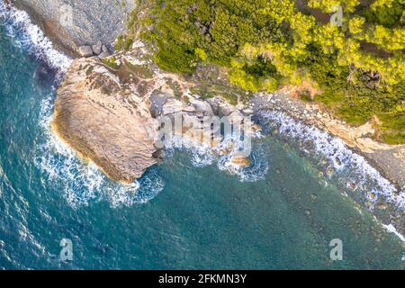 Veduta aerea in alto della costa rocciosa del Capo corso Corse vicino a Farinole, Corsica, Francia Foto Stock