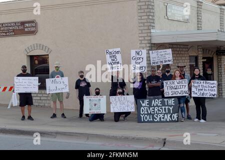 Weatherford, Texas, Stati Uniti. 2 maggio 2021. 5/2/21- Weatherford, Texas - a Weatherford, Texas, un evento privato nella piazza della città, l'evento è stato una cena sponsorizzata dalle aziende locali per celebrare la diversità e raccogliere denaro per una buona causa. L'evento è ospitato dalle piscine Hacienda e da molti ristoranti locali che servono bevande e cibo alle 17:00, 05/02/2021. L'evento è stato accolto dai manifestanti del gruppo attivista locale SRT (statue Relocation Team), che concentrano i loro sforzi per rimuovere una statua del soldato confederato nel tribunale delle contee. Credit: ZUMA Press, Inc./Alamy Live News Foto Stock