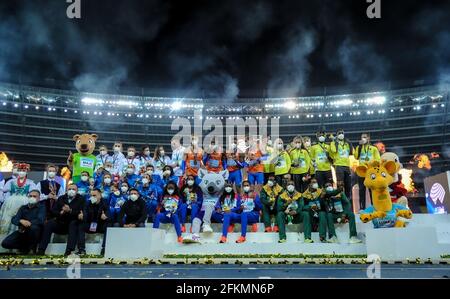 Chorzow, Polonia. 2 maggio 2021. I vincitori di medaglia in tutte le categorie posano sul podio al World Athletics Relays Silesia21 allo Stadio Slesiano di Chorzow, Polonia, 2 maggio 2021. Credit: Rafal Rusek/Xinhua/Alamy Live News Foto Stock