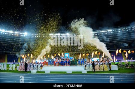 Chorzow, Polonia. 2 maggio 2021. I vincitori di medaglia in tutte le categorie posano sul podio al World Athletics Relays Silesia21 allo Stadio Slesiano di Chorzow, Polonia, 2 maggio 2021. Credit: Rafal Rusek/Xinhua/Alamy Live News Foto Stock