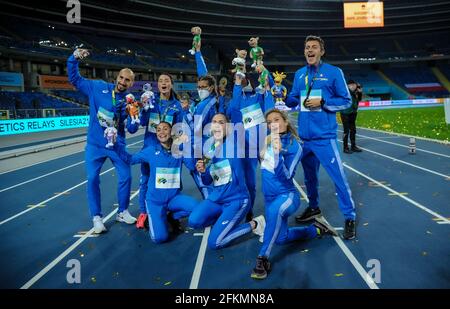 Chorzow, Polonia. 2 maggio 2021. Il Team d'Italia festeggia al World Athletics Relays Silesia21 allo Stadio Slesiano di Chorzow, Polonia, 2 maggio 2021. Credit: Rafal Rusek/Xinhua/Alamy Live News Foto Stock