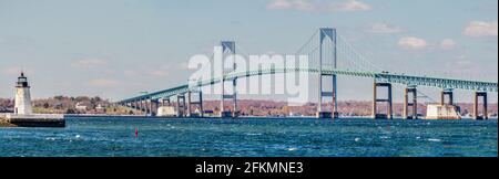 Claiborne Pell / Newport Bridge e Goat Island Lighthouse a Newport, Rhode Island Foto Stock