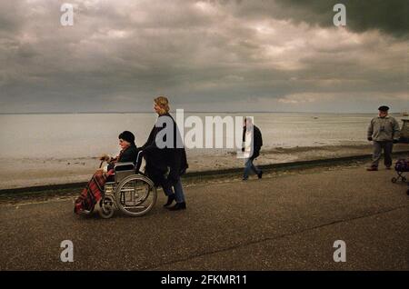 DOMENICA DI PASQUA A SOUTHEND. I VISITATORI CAMMINANO LUNGO IL LUNGOMARE IN UNA GIORNATA NUVOLOSA Foto Stock