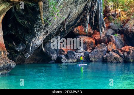 Turisti in kayak a Railay a Krabi, Thailandia. Foto Stock