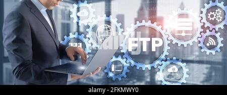 Uomo d'affari che preme il touch screen FTP. Concetto IT blu. Foto Stock