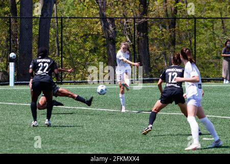 Montclair, Stati Uniti d'America. 01 Maggio 2021. Emina Ekic (13 Racing Louisville FC) prende un colpo attraverso il traffico sul bordo della scatola durante la partita della National Womens Soccer League tra Gotham FC e Racing Louisville FC al Pittser Field a Montclair, New Jersey, Stati Uniti d'America. Credit: SPP Sport Press Photo. /Alamy Live News Foto Stock