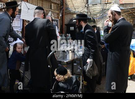 Un ebreo Haredi immergere utensili da cucina in acqua bollente in un processo chiamato Hagalat Kelim. MEA She'arim , Gerusalemme, Israele. Foto Stock