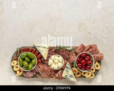 Salumi o antipasti italiani di formaggi assortiti, carni e antipasti. Foto Stock