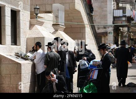 Un ebreo Haredi immergere utensili da cucina in acqua bollente in un processo chiamato Hagalat Kelim. MEA She'arim , Gerusalemme, Israele. Foto Stock