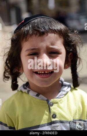 Ritratto di un giovane ebreo ortodosso preso nel quartiere di Mea Shearim a Gerusalemme, Israele. Foto Stock