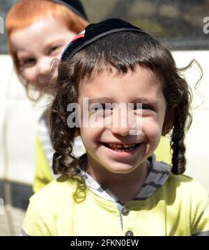 Ritratto di un giovane ebreo ortodosso preso nel quartiere di Mea Shearim a Gerusalemme, Israele. Foto Stock