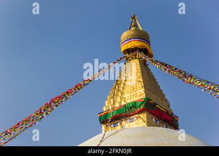 Guglia d'oro e bandiere di preghiera allo stupa Boudhanath a Kathmandu, Nepal Foto Stock