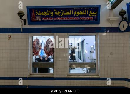 Vista attraverso le finestre di un macelleria nel souq di Nizwa. Regione ad Dakhiliyah, Oman Foto Stock