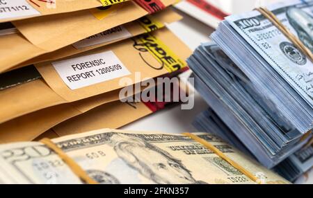 bollette in dollari in unità di indagine penale, immagine concettuale Foto Stock