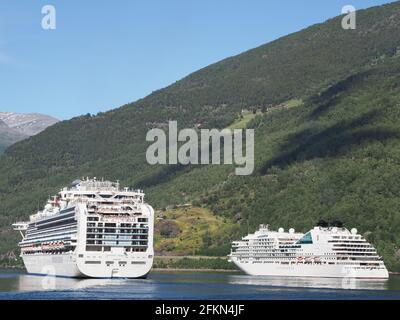 FLAM, NORVEGIA il 2019 LUGLIO: Due crociere di linea bianca nella regione di Sogn og Fjordane con cielo blu chiaro in calda giornata estiva. Foto Stock