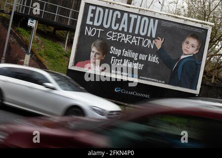 ‘Istruzione non separazione’ - UN cartello politico, dell’organizzazione Scotland Matters, che critica le politiche del primo ministro Nicola Sturgeon, nella zona di Clarkston a Glasgow, Scozia, il 13 aprile 2021. Foto Stock