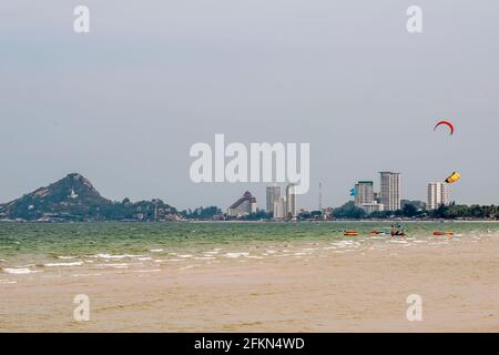 Kite surfisti in azione sulla spiaggia di Hua Hin, Thailandia, in una giornata di sole Foto Stock