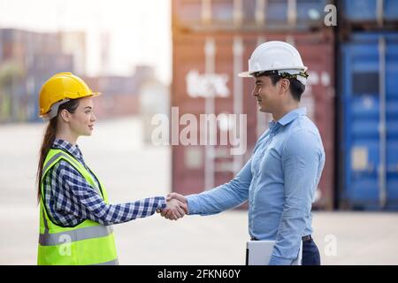 Collaborazione di squadra di società internazionale di trasporto container multietnica. Concetto di lavoro di successo. Foto Stock