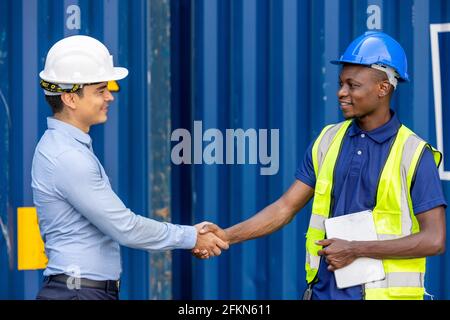 Collaborazione di squadra di società internazionale di trasporto container multietnica. Concetto di lavoro di successo. Foto Stock