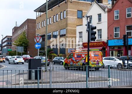 Epsom Surrey London UK, maggio 02 2021, traffico in attesa al semaforo a Major Road Junction Foto Stock