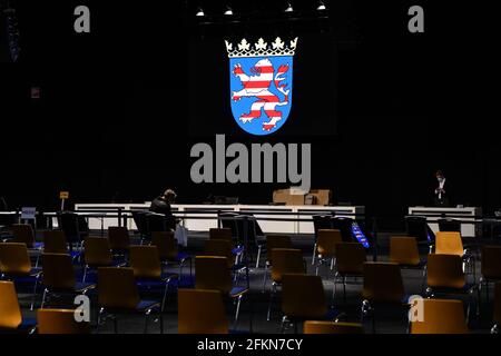 Kassel, Germania. 03 maggio 2021. Vista nella sala espositiva 5 con lo stemma di Assia, il tribunale affittato dalla corte distrettuale Kassel per l'inizio del processo circa l'attacco auto alla processione del Lunedi Rosa a Volkmarsen Credit: Swen Pförtner/dpa/Alamy Live News Foto Stock