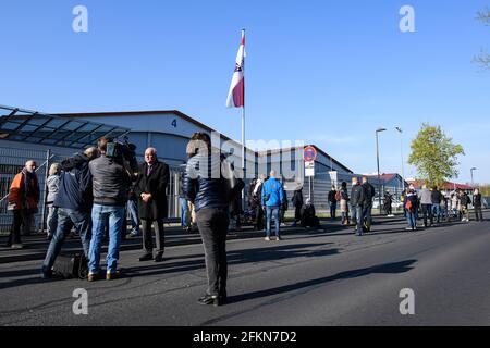 Kassel, Germania. 03 maggio 2021. Spettatori e rappresentanti dello stand stampa presso la sala espositiva affittata dal Tribunale Regionale di Kassel per l'avvio del processo sull'attacco di auto alla processione del lunedì di Shrove a Volkmarsen. Il Procuratore Generale di Francoforte accusa l'imputato di guidare deliberatamente un'automobile nella folla di spettatori sulla via della processione il 24 febbraio 2020. Credit: Swen Pförtner/dpa/Alamy Live News Foto Stock