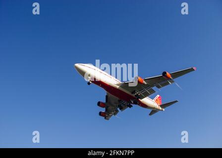 Air India Boeing 747 aereo di linea aerea Jumbo Jet VT-ESM che atterra all'aeroporto Heathrow di Londra, Regno Unito, in cielo blu. Approccio alla terra. Compagnia aerea indiana Foto Stock