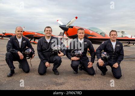 I piloti Blades Myles Garland, Andy Evans, Dave Slow e Andy offrono. Ex piloti Red Arrows, che promuovono il Southend Airshow all'aeroporto di Southend Foto Stock