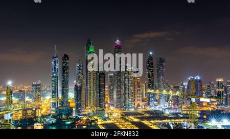 Dubai, Emirati Arabi Uniti - 26 novembre 2020: La città e i grattacieli. La luce di notte. La bellezza di Dubai Marina appena dall'alto Foto Stock