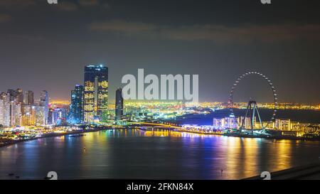 Dubai, Emirati Arabi Uniti - 26 novembre 2020: La città e i grattacieli. La luce di notte. La bellezza di Dubai Marina appena dall'alto Foto Stock