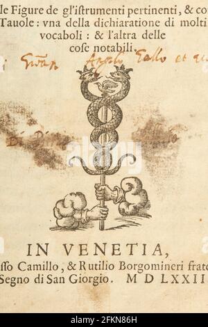 Rod of Asclepio design, sfondo pagina libro antico Foto Stock