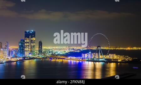 Dubai, Emirati Arabi Uniti - 26 novembre 2020: La città e i grattacieli. La luce di notte. La bellezza di Dubai Marina appena dall'alto Foto Stock