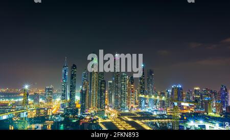 Dubai, Emirati Arabi Uniti - 26 novembre 2020: La città e i grattacieli. La luce di notte. La bellezza di Dubai Marina appena dall'alto Foto Stock
