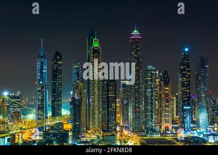 Dubai, Emirati Arabi Uniti - 26 novembre 2020: La città e i grattacieli. La luce di notte. La bellezza di Dubai Marina appena dall'alto Foto Stock