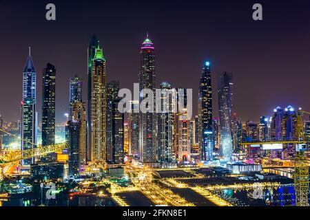 Dubai, Emirati Arabi Uniti - 26 novembre 2020: La città e i grattacieli. La luce di notte. La bellezza di Dubai Marina appena dall'alto Foto Stock