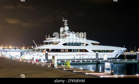 Dubai, Emirati Arabi Uniti, 25 novembre 2020: Un lussuoso yacht privato a motore a Dubai, Emirati Arabi Uniti. Foto Stock