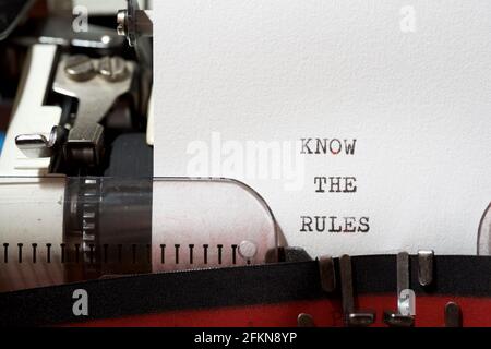 Conoscere la frase delle regole scritta con una macchina da scrivere. Foto Stock