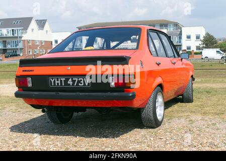 Ford Escort Mark 2 con motore 2 lite dal 1979 sul parcheggio sul lungomare di Hayling Island. Foto Stock