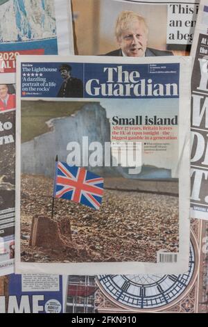 La prima pagina del Guardian ('SMall Island') il 31 gennaio 2020 il giorno in cui il Regno Unito stava per 'Brexit' dall'Unione europea. Foto Stock