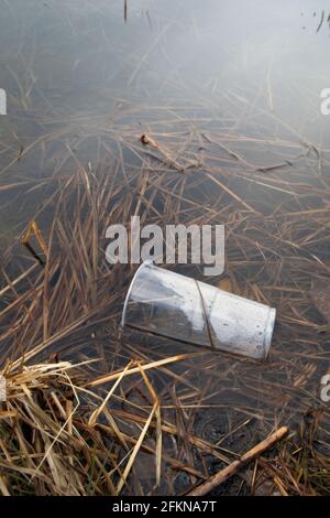 tazza in plastica trasparente in acqua Foto Stock