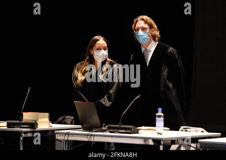 Kassel, Germania. 03 maggio 2021. I due procuratori Melike Aydogdu (l) e Tobias Wipplinger si levano in piedi insieme all'inizio del processo per l'attacco di auto alla sfilata del Rose Monday a Volkmarsen. Il Procuratore Generale di Francoforte accusa l'imputato di guidare deliberatamente un'automobile nella folla di spettatori sulla via della processione il 24 febbraio 2020. Credit: Swen Pförtner/dpa/Alamy Live News Foto Stock