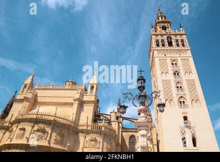 La Giralda è il campanile della Cattedrale di Siviglia in Spagna, una delle chiese più grandi del mondo Foto Stock